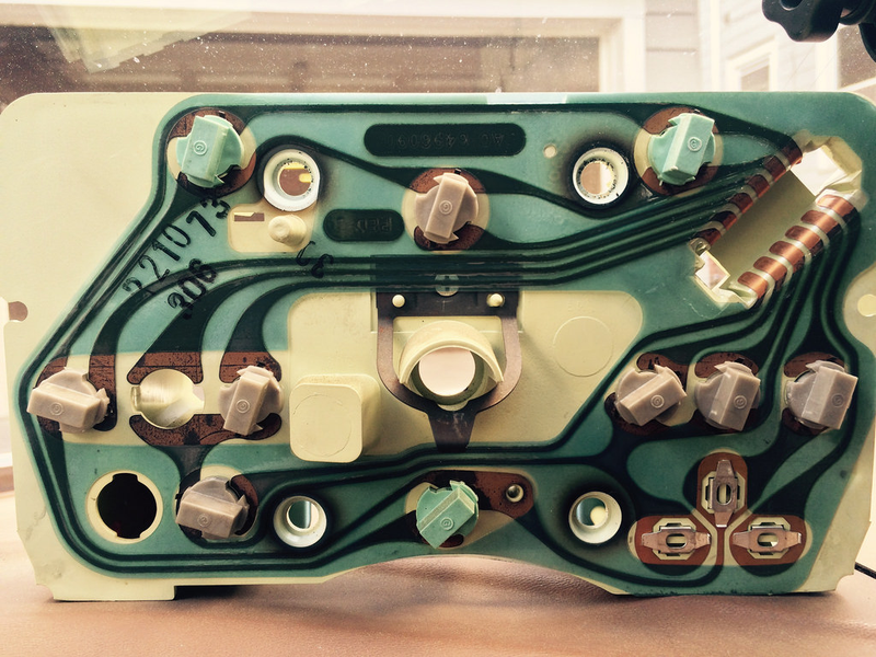 Illustration for article titled Here's what is behind the speedometer in an old car...